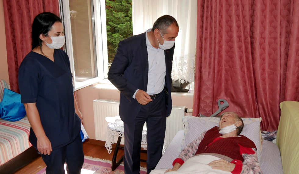 Başkan Akgün Emine teyzenin yardımına koştu.